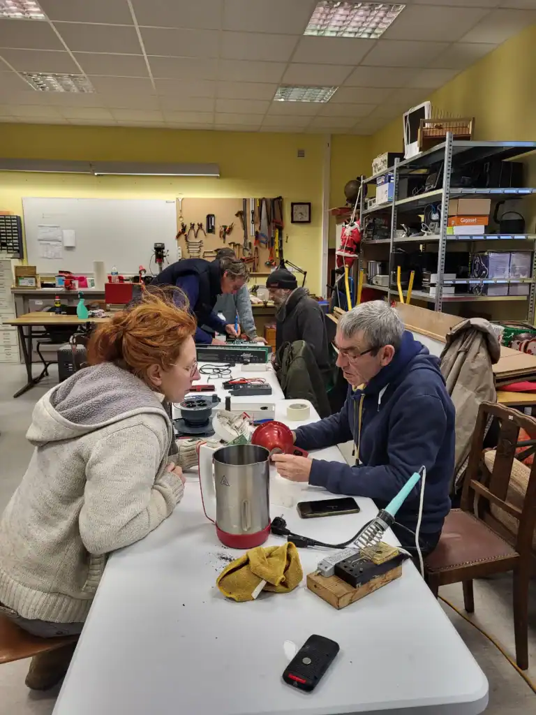Le FARE organisent des cafés de la réparation les derniers samedis de chaque mouis. Le café de la réparation#13 aura lieu samedi 31 janvier 2026 à 14h
