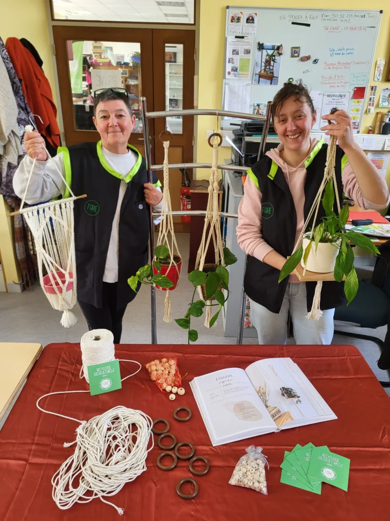 RDV mercredi 29 avril à 14h au FARE, venez réaliser votre suspension pour plante. Sophie et Camille vous guideront dans l'art du macramé, une technique à la portée de tou(te)s !