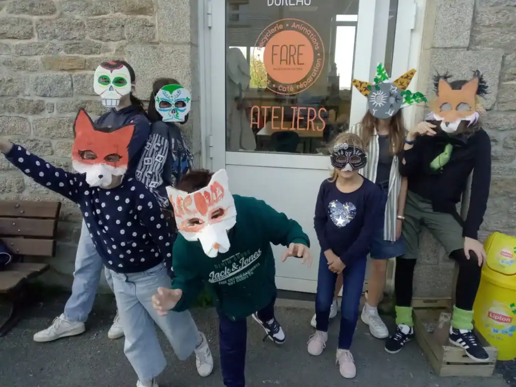 Le FARE propose un atelier "masque en carton Halloween" dès 6 ans le mercredi 14 octobre 2026 à 14h